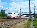 Hier verlässt der Ersatz-ICE 2808 (ICE 2, Tfz  Jüterbog ) eben den Bahnhof Saalfeld (Saale) zur Fahrt nach Berlin, die er für den ICE 1206 in München angetreten hat. (31.07.2010)